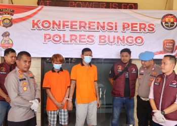 Kapolres Bungo AKBP Natalena Eko Cahyono bersama jajaran memperlihatkan dua tersangka pengedar sabu dan barang bukti dalam konferensi pers di Mapolres Bungo, Selasa (22/7/2025).. (Dok. Humas Polres Bungo)