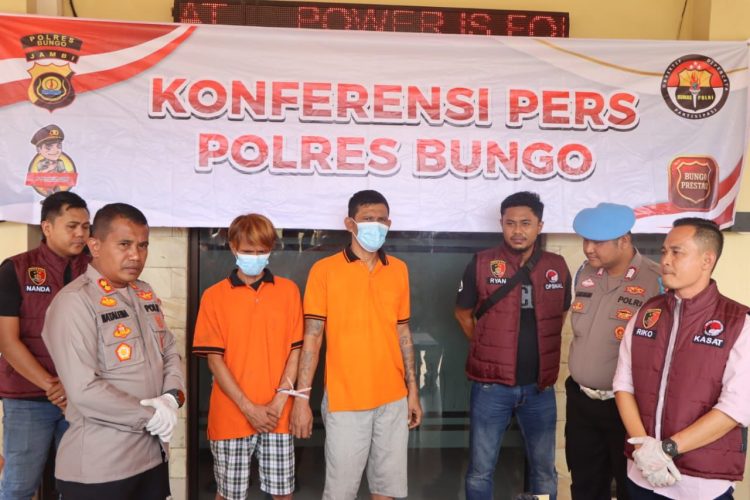 Kapolres Bungo AKBP Natalena Eko Cahyono bersama jajaran memperlihatkan dua tersangka pengedar sabu dan barang bukti dalam konferensi pers di Mapolres Bungo, Selasa (22/7/2025).. (Dok. Humas Polres Bungo)
