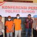 Kapolres Bungo AKBP Natalena Eko Cahyono bersama jajaran memperlihatkan dua tersangka pengedar sabu dan barang bukti dalam konferensi pers di Mapolres Bungo, Selasa (22/7/2025).. (Dok. Humas Polres Bungo)