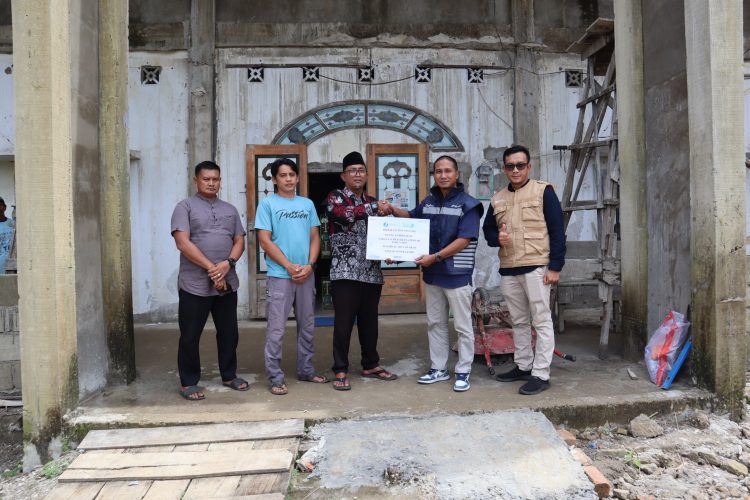 Manager Keuangan Pelindo Jambi, Rizki Nopriza, menyerahkan bantuan senilai Rp100 juta kepada Ketua Pengurus Masjid Al‑Munawarah, Supriyanto, didampingi pengurus masjid dan tim Pelindo Jambi di Muara Sabak Timur, Kabupaten Tanjung Jabung Timur, Senin (21/7/2025). (Dok. Pelindo)