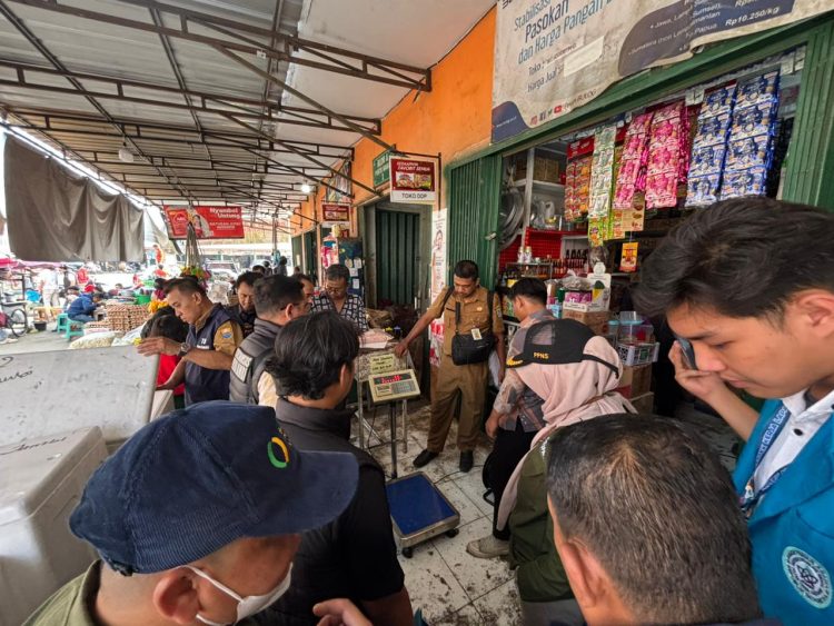 Petugas gabungan dari Pemprov Jambi, Ditreskrimsus Polda Jambi, dan UPTD Metrologi melakukan sidak dan penimbangan ulang beras premium di salah satu toko di kawasan Pasar Angso Duo, Kota Jambi, Selasa (22/7/2025). (Dok, Stepanus)
