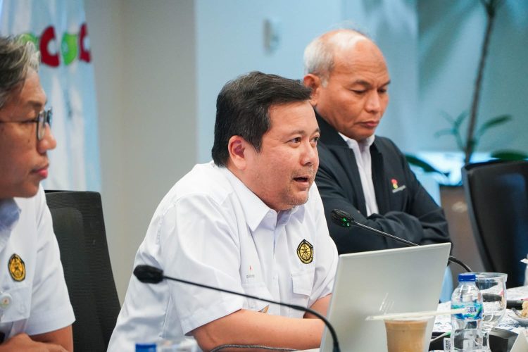Sekretaris SKK Migas, Luky A. Yusgiantoro, menyampaikan delapan capaian positif industri hulu migas dalam konferensi pers tengah tahun 2025, Senin (21/7), di Jakarta. (Foto: SKK Migas)