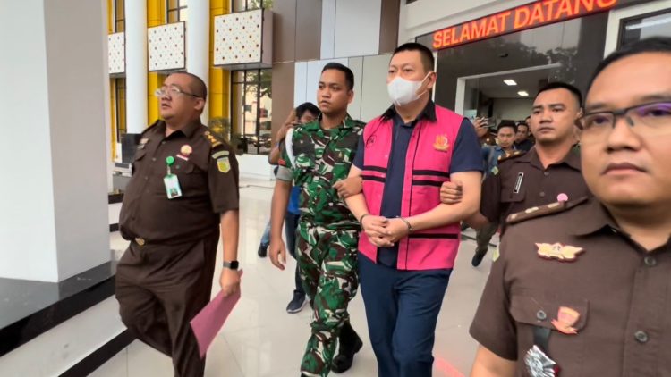 Tersangka BK, Komisaris Utama PT PAL, digiring petugas Kejati Jambi usai ditetapkan sebagai tersangka dalam kasus dugaan korupsi fasilitas kredit investasi dan modal kerja PT Bank BNI senilai Rp105 miliar, Senin (22/7/2025). (Foto: Stepanus)