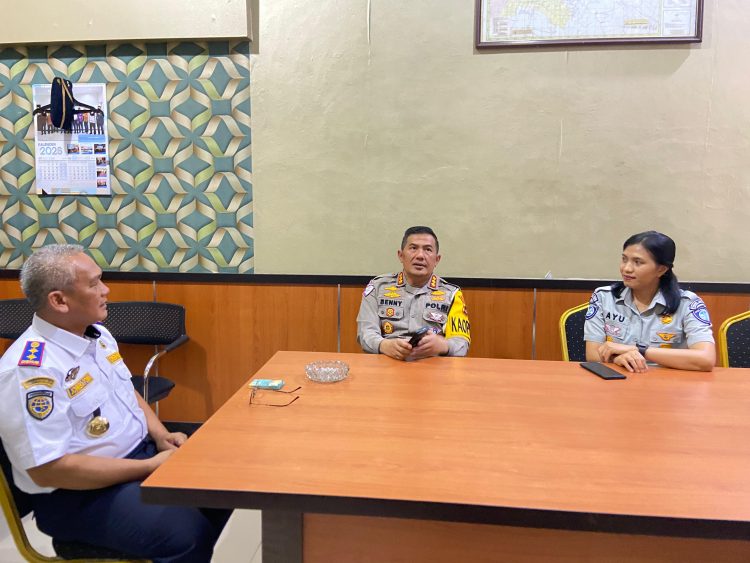 Kadishub Provinsi Jambi Drs. H. John Eka Powa (kiri) bersama Kepala Kantor Jasa Raharja Wilayah Jambi Ni Made Ayu Mulidyawati saat koordinasi lintas sektor di Kantor Ditlantas Polda Jambi, Senin (21/7/2025), (Dok, Yola)