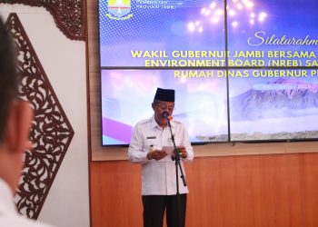 Wakil Gubernur Jambi Drs. H. Abdullah Sani, M.Pd.I, menyampaikan sambutan dalam pertemuan dengan Delegasi Natural Resources and Environment Board (NREB) Sarawak, Malaysia, di Rumah Dinas Gubernur Jambi, Rabu (23/7/2025). (Foto: Yola)