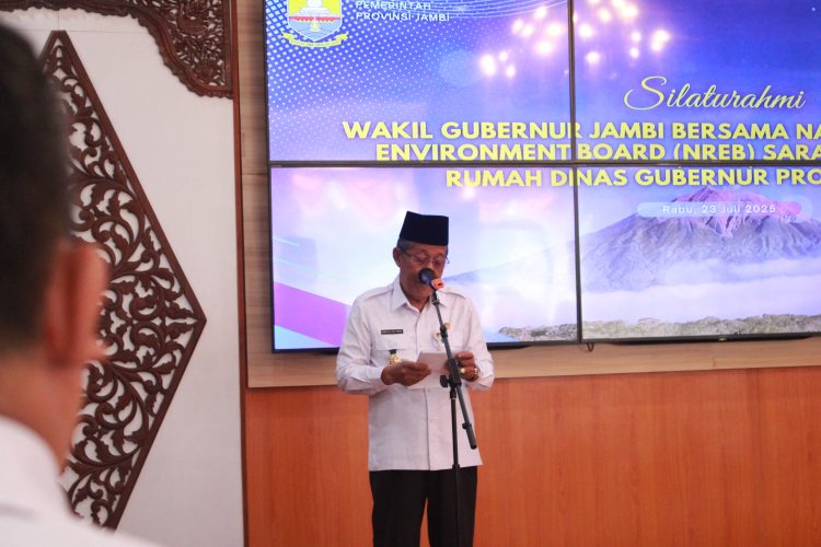 Wakil Gubernur Jambi Drs. H. Abdullah Sani, M.Pd.I, menyampaikan sambutan dalam pertemuan dengan Delegasi Natural Resources and Environment Board (NREB) Sarawak, Malaysia, di Rumah Dinas Gubernur Jambi, Rabu (23/7/2025). (Foto: Yola)