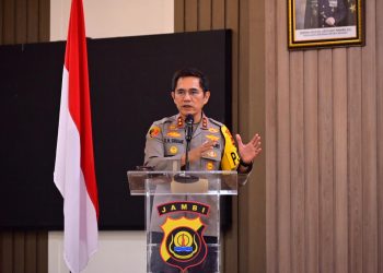 Kapolda Jambi Irjen Pol. Krisno H. Siregar saat menyampaikan sambutan dalam pembukaan Rakernis Fungsi SDM Polda Jambi Tahun 2025 di Gedung Siginjai, Rabu (23/7/2025). (Dok.Humas Polda Jambi)