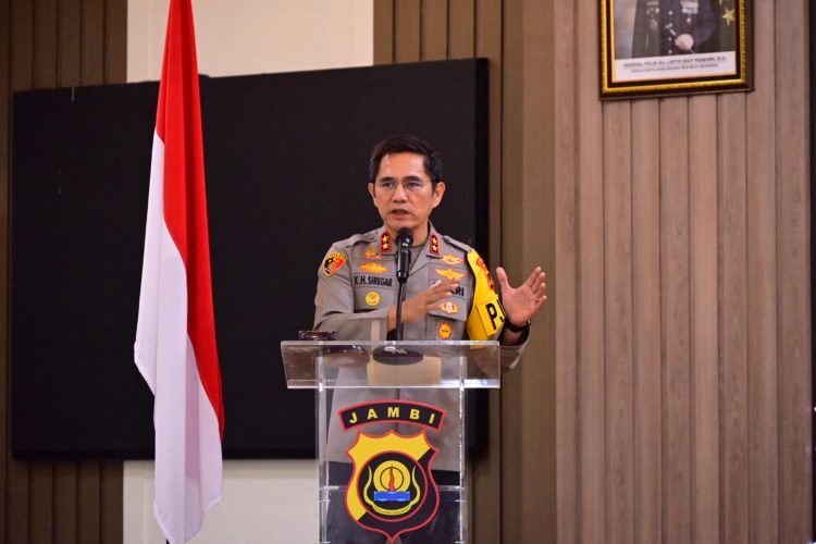 Kapolda Jambi Irjen Pol. Krisno H. Siregar saat menyampaikan sambutan dalam pembukaan Rakernis Fungsi SDM Polda Jambi Tahun 2025 di Gedung Siginjai, Rabu (23/7/2025). (Dok.Humas Polda Jambi)