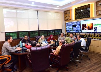 Kapolda Jambi Irjen Pol. Krisno H. Siregar bersama jajaran menerima audiensi dari Rektor UNJA Prof. Dr. Helmi dan pimpinan universitas di ruang kerja Kapolda, Rabu (23/07/2025). (Dok Humas Polda Jambi)