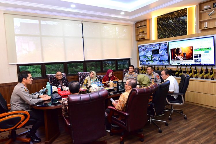 Kapolda Jambi Irjen Pol. Krisno H. Siregar bersama jajaran menerima audiensi dari Rektor UNJA Prof. Dr. Helmi dan pimpinan universitas di ruang kerja Kapolda, Rabu (23/07/2025). (Dok Humas Polda Jambi)