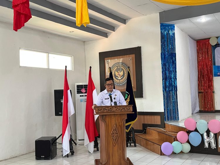 Hidayat, Kepala Kantor Wilayah Ditjenpas Jambi, menyampaikan sambutan sekaligus membacakan amanat Menteri Hukum dan HAM dalam penyerahan remisi kepada 39 Anak Binaan di LPKA Kelas II Muara Bulian, Selasa (23/7/2025). (Dok. Humas)