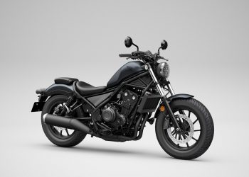 Tampilan Rebel 1100 versi terbaru tampil dengan ubahan posisi stang, jok lebih tebal, dan fitur konektivitas Honda RoadSync yang mendukung kenyamanan touring jarak jauh. (Dok. Sinsen)