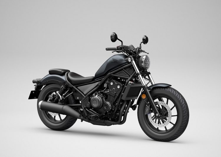 Tampilan Rebel 1100 versi terbaru tampil dengan ubahan posisi stang, jok lebih tebal, dan fitur konektivitas Honda RoadSync yang mendukung kenyamanan touring jarak jauh. (Dok. Sinsen)