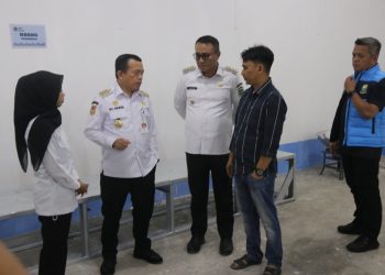 Gubernur Jambi Al Haris berdialog dengan tim pelaksana SPPG saat meninjau fasilitas Satuan Pelayanan Pemenuhan Gizi (SPPG) di Kecamatan Tanah Kampung, Kota Sungai Penuh, Rabu (23/7/2025). (Foto: Agus Supriyanto/Diskominfo Provinsi Jambi)