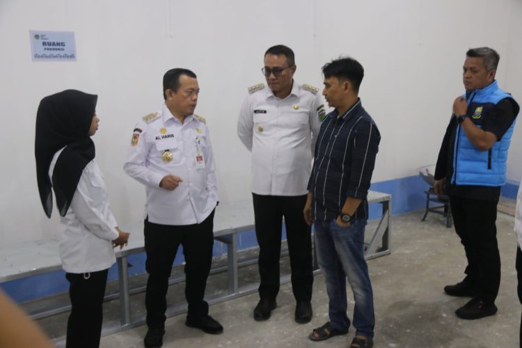 Gubernur Jambi Al Haris berdialog dengan tim pelaksana SPPG saat meninjau fasilitas Satuan Pelayanan Pemenuhan Gizi (SPPG) di Kecamatan Tanah Kampung, Kota Sungai Penuh, Rabu (23/7/2025). (Foto: Agus Supriyanto/Diskominfo Provinsi Jambi)