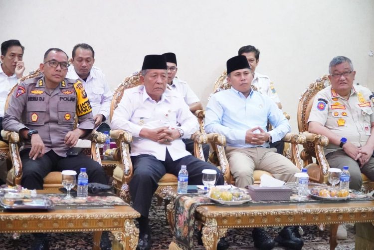 Wakil Gubernur Jambi Abdullah Sani bersama unsur Forkopimda dan perwakilan OPD mengikuti peluncuran tema dan logo HUT ke-80 Republik Indonesia secara virtual dari Rumah Dinas Wagub Jambi, Rabu (23/7/2025). (Foto: Harun Al Rasyid/Diskominfo Jambi)