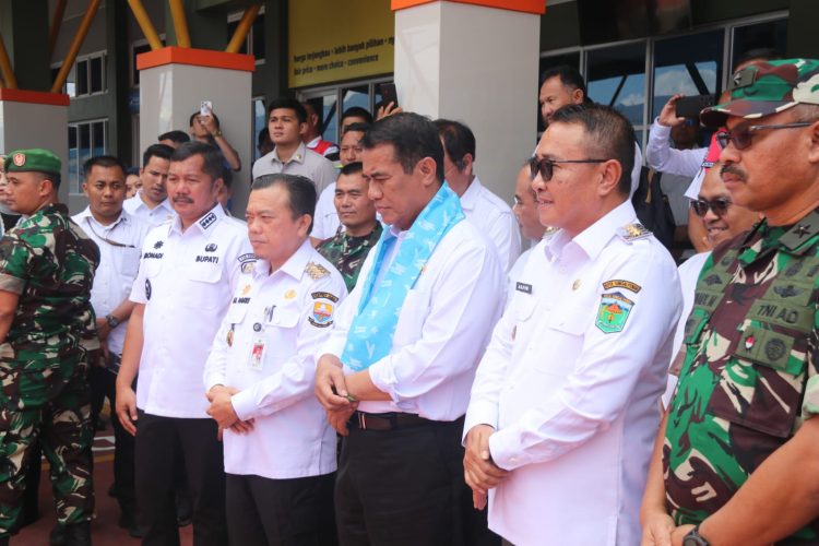 Menteri Pertanian RI Amran Sulaiman bersama Gubernur Jambi Al Haris dan sejumlah kepala daerah saat kegiatan Gerakan Tanam Padi di Kerinci, Rabu (23/7/2025). (Dok. Erit- kominfo)