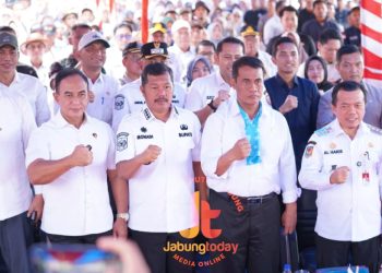 Menteri Pertanian RI Andi Amran Sulaiman bersama Gubernur Jambi Al Haris dan Bupati Kerinci Monadi saat menghadiri Gerakan Tanam Padi di Desa Tanjung Mudo Penawar, Kerinci, Rabu (23/7/2025). (Dok. Humas)