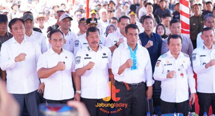 Menteri Pertanian RI Andi Amran Sulaiman bersama Gubernur Jambi Al Haris dan Bupati Kerinci Monadi saat menghadiri Gerakan Tanam Padi di Desa Tanjung Mudo Penawar, Kerinci, Rabu (23/7/2025). (Dok. Humas)