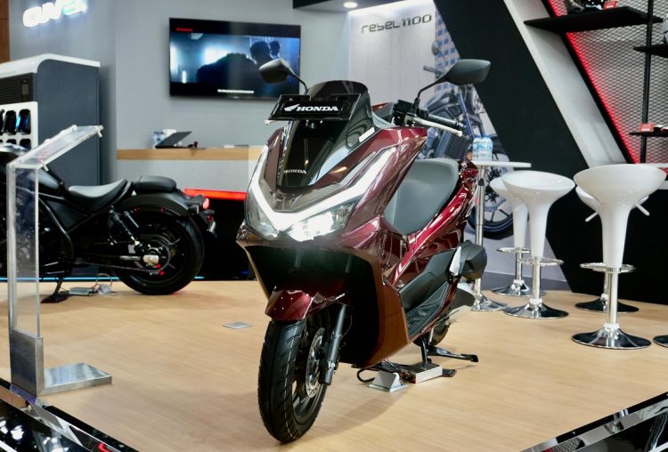 Tampilan elegan Honda PCX160 RoadSync yang dipamerkan AHM dalam ajang GIIAS 2025 di ICE BSD City, Tangerang, dilengkapi fitur konektivitas Honda RoadSync. (Dok. Sinsen)