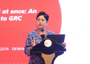 Ketua Dewan Audit OJK, Sophia Wattimena, menyampaikan paparan terkait peluncuran SI-GRC dalam Forum RQO 2025 yang digelar di Jakarta, Kamis (24/7/2025). (Dok. Humas OJk Jambi)