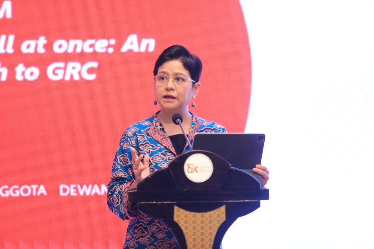 Ketua Dewan Audit OJK, Sophia Wattimena, menyampaikan paparan terkait peluncuran SI-GRC dalam Forum RQO 2025 yang digelar di Jakarta, Kamis (24/7/2025). (Dok. Humas OJk Jambi)