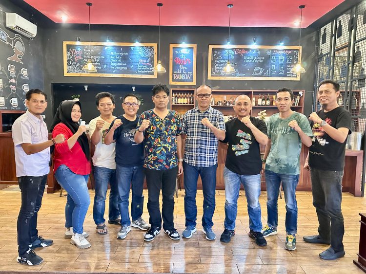 Ketua KONI Provinsi Jambi, AKBP Sanusi (kelima dari kanan), bersilaturahmi dengan pengurus SMSI Provinsi Jambi di Jambi, Kamis (24/7/2025). (Dok. Nahar)