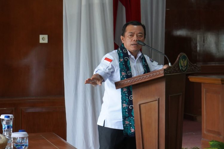 Wakil Menteri Transmigrasi Viva Yoga Mauladi menyampaikan sambutan dalam kunjungan kerja dan dialog pembangunan kawasan transmigrasi di Aula Kantor Bupati Tanjung Jabung Timur, Jumat (25/7/2025). (Dok. Erit Kominfo)