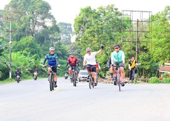 Kapolda Jambi Irjen Pol. Krisno H. Siregar (berkaus putih) memimpin kegiatan gowes bareng menuju kawasan Candi Muaro Jambi, Jumat (25/7/2025). (Dok. Nahar)