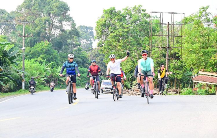 Kapolda Jambi Irjen Pol. Krisno H. Siregar (berkaus putih) memimpin kegiatan gowes bareng menuju kawasan Candi Muaro Jambi, Jumat (25/7/2025). (Dok. Nahar)