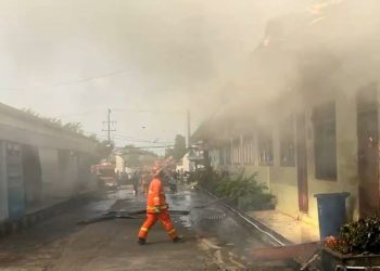 Petugas pemadam kebakaran berupaya memadamkan api yang membakar Klinik UIN STS Jambi dan sejumlah ruko di kawasan Telanaipura, Kota Jambi, Jumat (25/7/2025). (Daus)