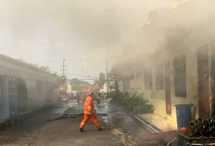 Petugas pemadam kebakaran berupaya memadamkan api yang membakar Klinik UIN STS Jambi dan sejumlah ruko di kawasan Telanaipura, Kota Jambi, Jumat (25/7/2025). (Daus)