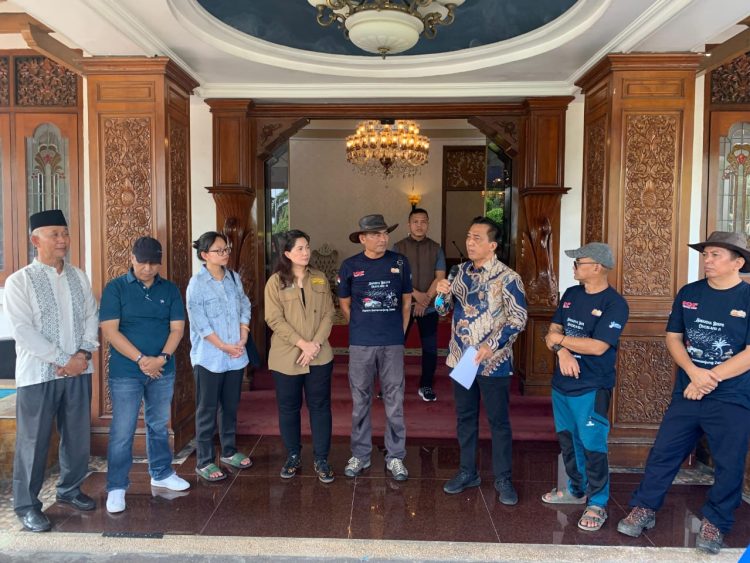 Ketua IOF Jambi, Pontas P. Sitanggang, bersama para peserta ekspedisi Swarna Bhumi Overland Jambi Pride saat pelepasan di halaman Rumah Dinas Gubernur Jambi, Rabu (17/7/2025). (Dok. Nahar)