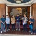 Ketua IOF Jambi, Pontas P. Sitanggang, bersama para peserta ekspedisi Swarna Bhumi Overland Jambi Pride saat pelepasan di halaman Rumah Dinas Gubernur Jambi, Rabu (17/7/2025). (Dok. Nahar)