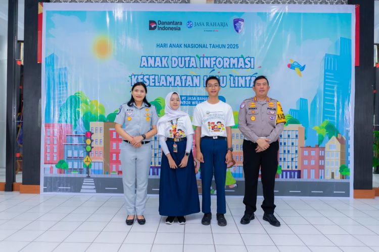 Direktur Lalu Lintas Polda Jambi, Kombes Pol. Adi Benny Cahyono, SH., S.I.K., M.Si., berfoto bersama Kepala PT Jasa Raharja Wilayah Jambi dan dua pelajar usai pengukuhan "Anak Duta Keselamatan Informasi" dalam rangka Hari Anak Nasional 2025 di BPMP Provinsi Jambi, Sabtu (26/7/2025). (Dok Yola)