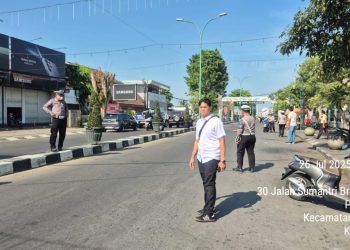 Anggota Ditlantas Polda Jambi mengatur lalu lintas di Jalan Sumantri Brojonegoro, Kota Jambi, saat pelaksanaan Operasi Patuh Siginjai 2025, Jumat (26/7/2025). (Dok. Nahar)