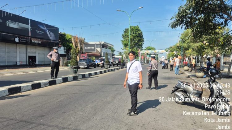 Anggota Ditlantas Polda Jambi mengatur lalu lintas di Jalan Sumantri Brojonegoro, Kota Jambi, saat pelaksanaan Operasi Patuh Siginjai 2025, Jumat (26/7/2025). (Dok. Nahar)
