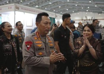 Kapolri Jenderal Pol. Listyo Sigit Prabowo didampingi Ketua Umum Bhayangkari Ny. Juliati Sigit Prabowo mengunjungi stan Bhayangkari Daerah Jambi dalam Bazar Kreasi Bhayangkari Nusantara 2025 di Jakarta Convention Center, Jakarta. Kegiatan ini menampilkan produk-produk unggulan UMKM dari seluruh Indonesia. (Foto: Dok. Bhayangkari)