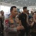 Kapolri Jenderal Pol. Listyo Sigit Prabowo didampingi Ketua Umum Bhayangkari Ny. Juliati Sigit Prabowo mengunjungi stan Bhayangkari Daerah Jambi dalam Bazar Kreasi Bhayangkari Nusantara 2025 di Jakarta Convention Center, Jakarta. Kegiatan ini menampilkan produk-produk unggulan UMKM dari seluruh Indonesia. (Foto: Dok. Bhayangkari)
