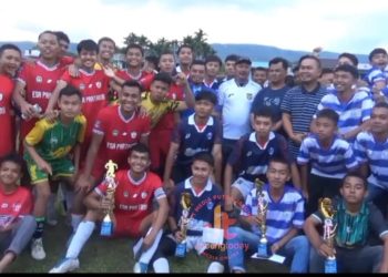Para pemain muda dari tim ESA Pratama dan tim lainnya berfoto bersama usai penutupan Turnamen Soeratin Cup kelompok umur Kabupaten Kerinci 2025, Minggu (27/7/2025) di Lapangan Sigegar Bumi, Siulak Panjang (Dok. Yola)