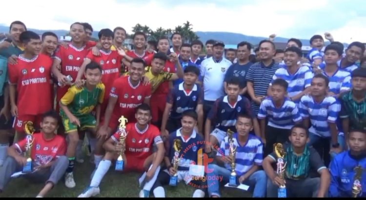 Para pemain muda dari tim ESA Pratama dan tim lainnya berfoto bersama usai penutupan Turnamen Soeratin Cup kelompok umur Kabupaten Kerinci 2025, Minggu (27/7/2025) di Lapangan Sigegar Bumi, Siulak Panjang (Dok. Yola)