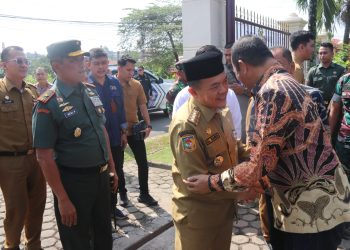 Gubernur Jambi Al Haris bersalaman dengan salah satu tamu undangan sesaat sebelum meresmikan Satuan Pelayanan Pemenuhan Gizi (SPPG) Yayasan Lazuardi di Kota Jambi, Senin (28/7/2025). (Foto: Yola)