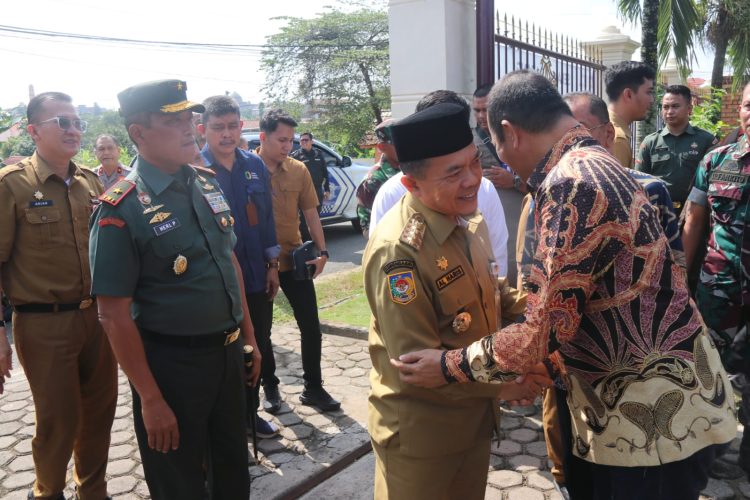 Gubernur Jambi Al Haris bersalaman dengan salah satu tamu undangan sesaat sebelum meresmikan Satuan Pelayanan Pemenuhan Gizi (SPPG) Yayasan Lazuardi di Kota Jambi, Senin (28/7/2025). (Foto: Yola)