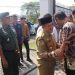Gubernur Jambi Al Haris bersalaman dengan salah satu tamu undangan sesaat sebelum meresmikan Satuan Pelayanan Pemenuhan Gizi (SPPG) Yayasan Lazuardi di Kota Jambi, Senin (28/7/2025). (Foto: Yola)