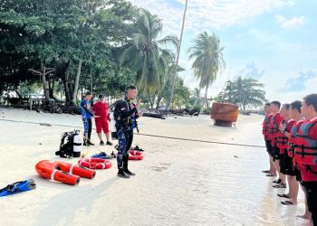 Instruktur dari Ditpolairud Polda Jambi memberikan pengarahan kepada peserta pelatihan Water Rescue dari Bank Indonesia Perwakilan Jambi di tepi pantai Pulau Berhala, Kepulauan Riau, Jumat (25/7/2025). (Dok. Humas)