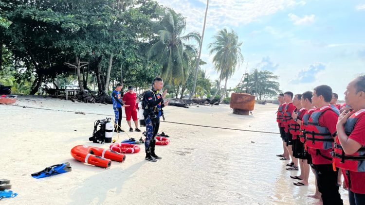 Instruktur dari Ditpolairud Polda Jambi memberikan pengarahan kepada peserta pelatihan Water Rescue dari Bank Indonesia Perwakilan Jambi di tepi pantai Pulau Berhala, Kepulauan Riau, Jumat (25/7/2025). (Dok. Humas)