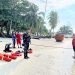 Instruktur dari Ditpolairud Polda Jambi memberikan pengarahan kepada peserta pelatihan Water Rescue dari Bank Indonesia Perwakilan Jambi di tepi pantai Pulau Berhala, Kepulauan Riau, Jumat (25/7/2025). (Dok. Humas)