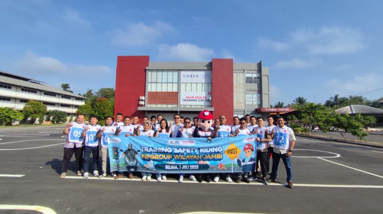 Peserta Training Safety Riding wilayah Jambi berfoto bersama usai mengikuti pelatihan keselamatan berkendara yang digelar oleh PT Sinar Sentosa Primatama (Sinsen) di Main Dealer Training Center, Selasa (1/7/2025). (Dok. Stepanus)