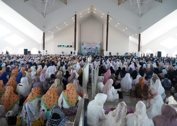 Ribuan jemaah memadati Masjid Raya Tsamaratul Insan, Jambi Islamic Center, saat mengikuti Tabligh Akbar yang digelar Pemerintah Provinsi Jambi bersama Ustadz Abdul Somad, Senin (28/7/2025). Dok. Daus)