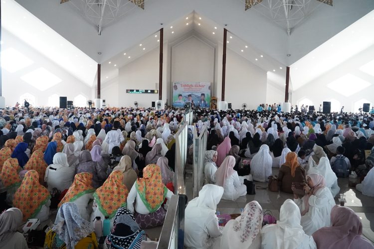 Ribuan jemaah memadati Masjid Raya Tsamaratul Insan, Jambi Islamic Center, saat mengikuti Tabligh Akbar yang digelar Pemerintah Provinsi Jambi bersama Ustadz Abdul Somad, Senin (28/7/2025). Dok. Daus)